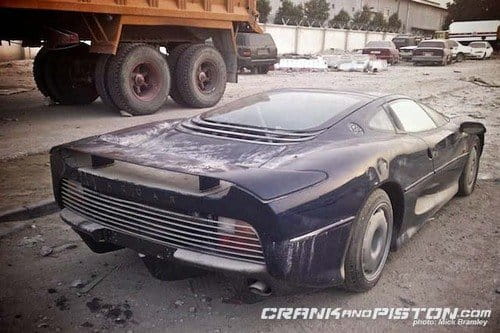 Triste y solo, un Jaguar XJ220 se pudre en Dubai