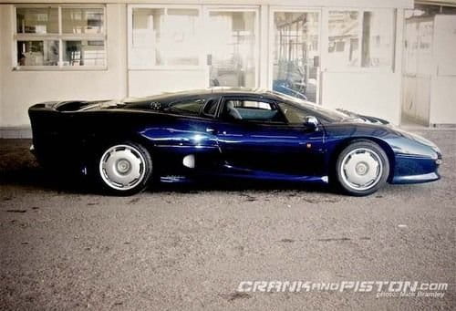 Triste y solo, un Jaguar XJ220 se pudre en Dubai