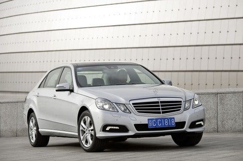 Mercedes lanza los Clase E de batalla larga en China