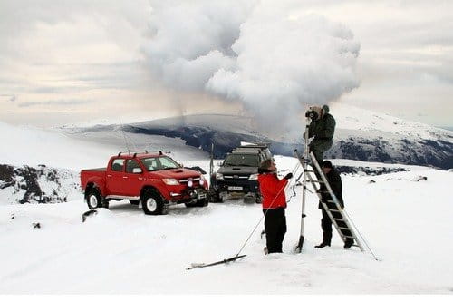 Top Gear sube a un volcán islandés, entra en erupción horas después