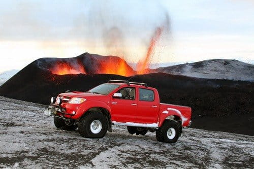 Top Gear sube a un volcán islandés, entra en erupción horas después