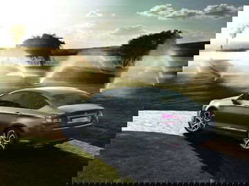 Vista dinámica de la trasera y lateral del Citroën C5 destacando su diseño.