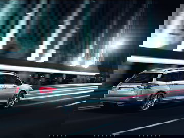 Vista lateral del Citroën C5 en un entorno urbano nocturno, destacando su silueta aerodinámica.