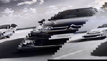 Citroën C5 mostrando su frontal contundente y líneas laterales.