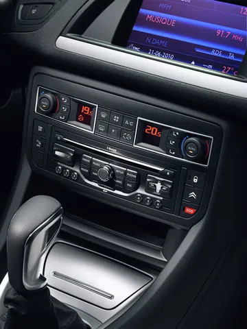 Vista detallada de la consola central del Citroën C5, mostrando controles y displays.
