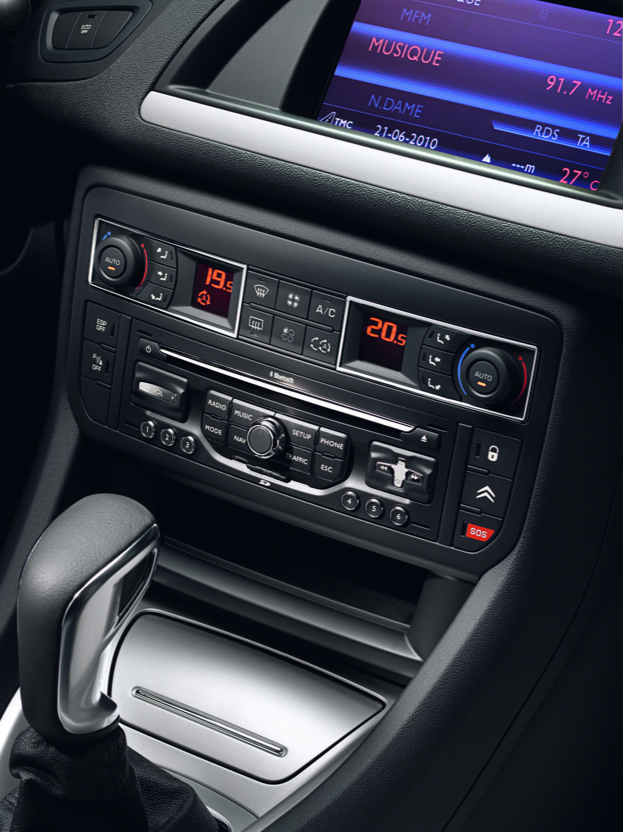 Vista detallada de la consola central del Citroën C5, mostrando controles y displays.