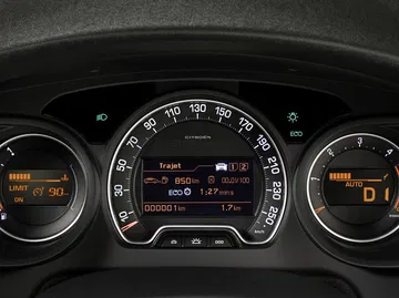 Visión nítida del cuadro de instrumentos del Citroën C5, incluye velocímetro y tacómetro.
