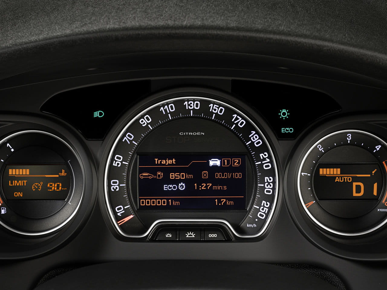 Visión nítida del cuadro de instrumentos del Citroën C5, incluye velocímetro y tacómetro.