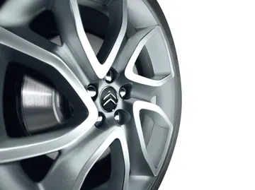 Primer plano de la llanta de aleación del Citroën C5.