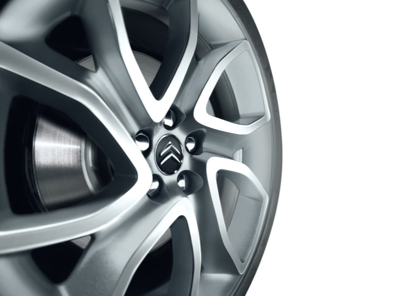 Primer plano de la llanta de aleación del Citroën C5.