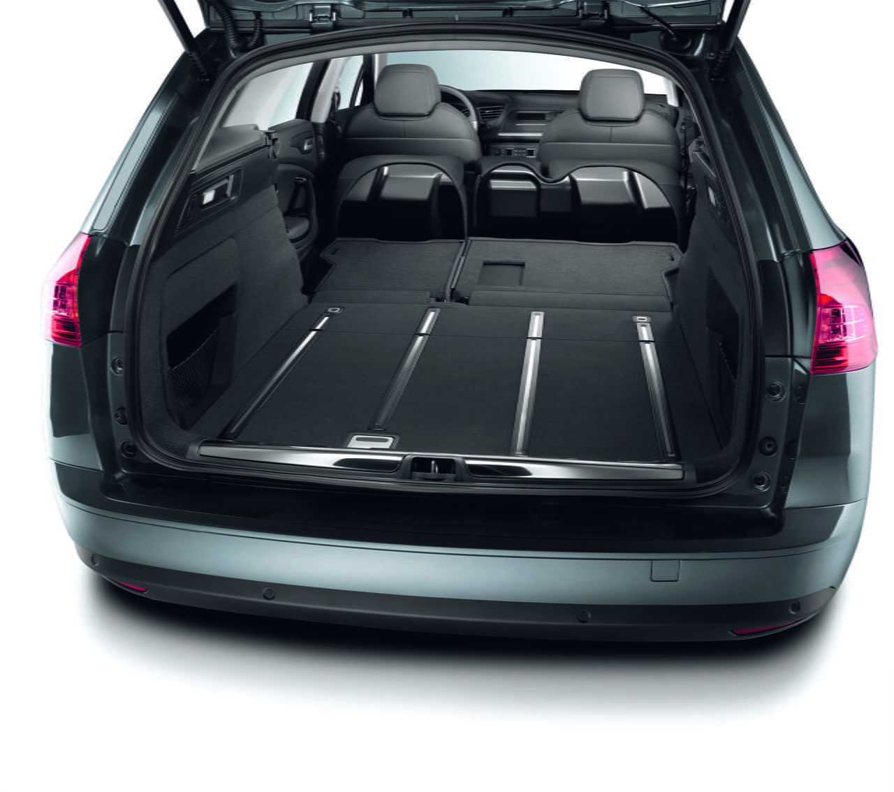 Amplio compartimento de carga del Citroën C5, ideal para viajes largos.