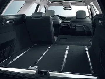 Amplio maletero del Citroën C5, muestra la capacidad de carga y funcionalidad.