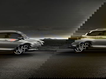 Perfil elegante Citroën C5, mostrando su diseño de carrocería y línea de ventanas dinámica.