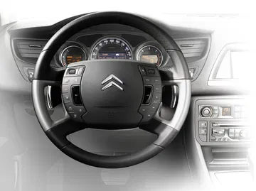 Vista del volante y cuadro de instrumentos del Citroën C5.