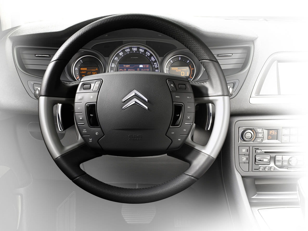 Vista del volante y cuadro de instrumentos del Citroën C5.