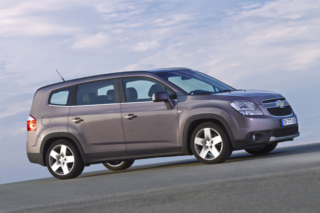 Vista lateral del Chevrolet Orlando que muestra su perfil aerodinámico. Vista lateral del Chevrolet Orlando que muestra su perfil aerodinámico.