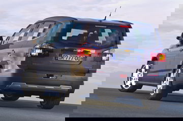 Vista trasera y lateral del Chevrolet Orlando mostrando su diseño y proporciones.