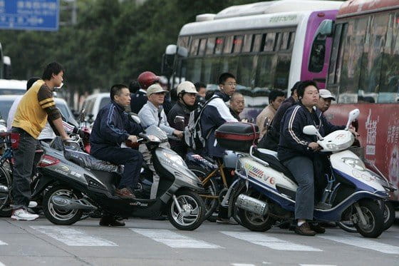 Un negocio en los atascos chinos: motos lanzadera para escapar