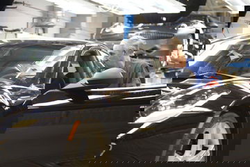 Costuras y acabados de los asientos del Fisker Karma, mostrando la calidad de los materiales.