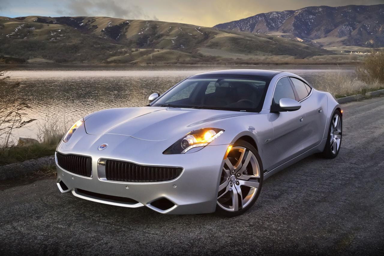 Vista del Fisker Karma destacando su diseño vanguardista y aerodinámico. Vista del Fisker Karma destacando su diseño vanguardista y aerodinámico.