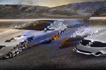 Vista del Fisker Karma destacando su diseño vanguardista y aerodinámico.