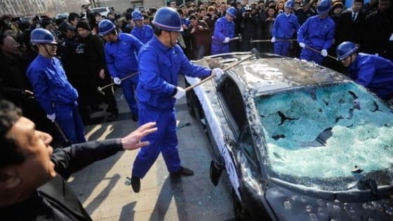 Cómo ejecutar públicamente un Lamborghini para protestar ante el concesionario, vídeo