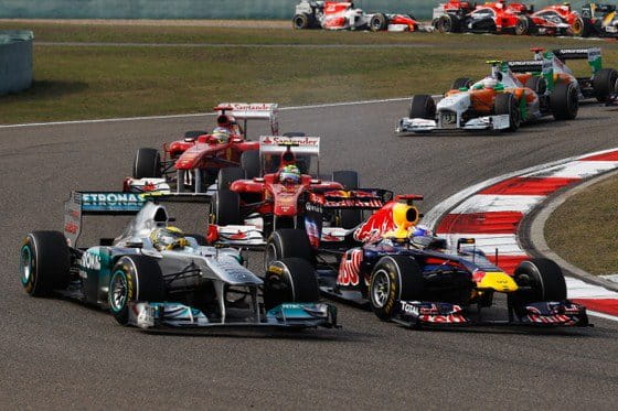 Rosberg y Vettel tras la salida del GP de China 2011