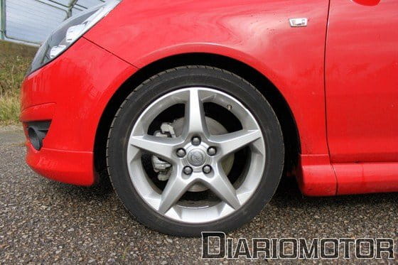 Llantas de aleación de un Opel Corsa GSI