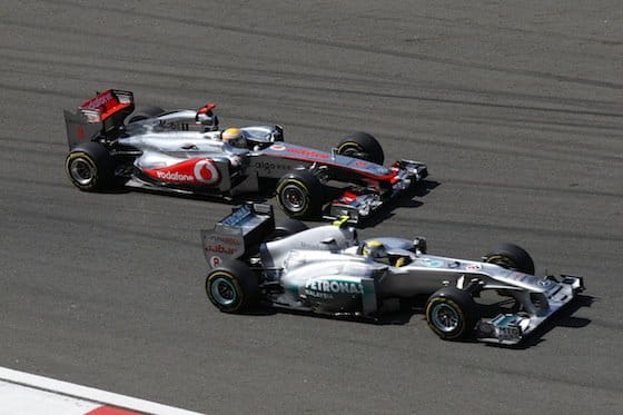 Nico Rosberg (Mercedes GP) adelanta a Jenson Button (McLaren) - GP de Turquía 2011