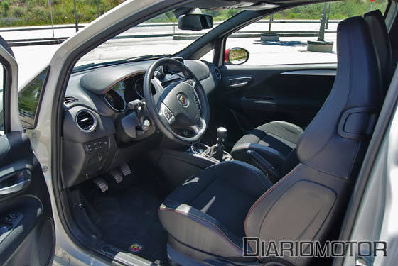 Interior del Abarth Punto Evo