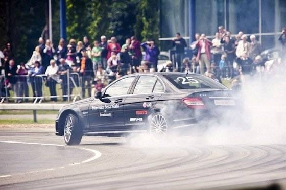 El drift más largo del mundo, a bordo de un Mercedes C63 AMG