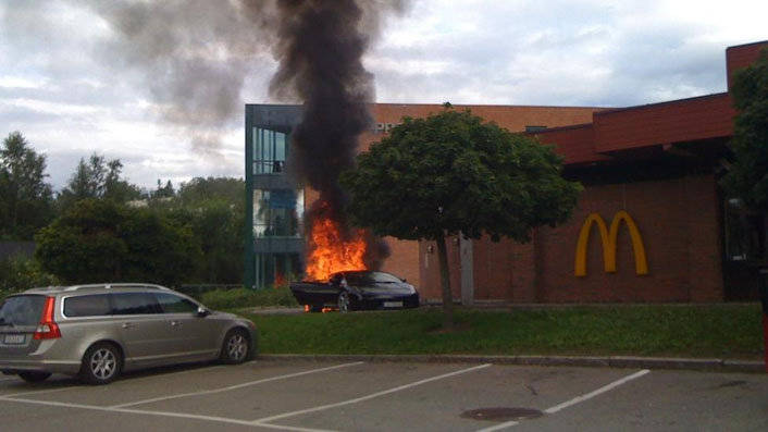 Lamborghini gallardo arde mcdonalds