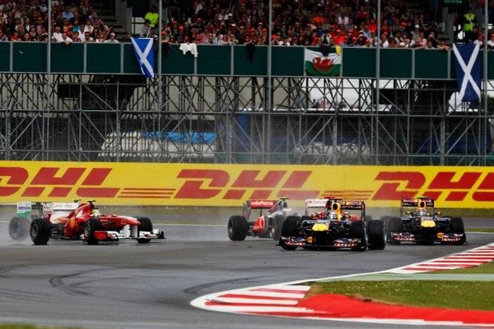 Sebastian Vettel (Red Bull), liderando la salida del GP de Gran Bretaña 2011
