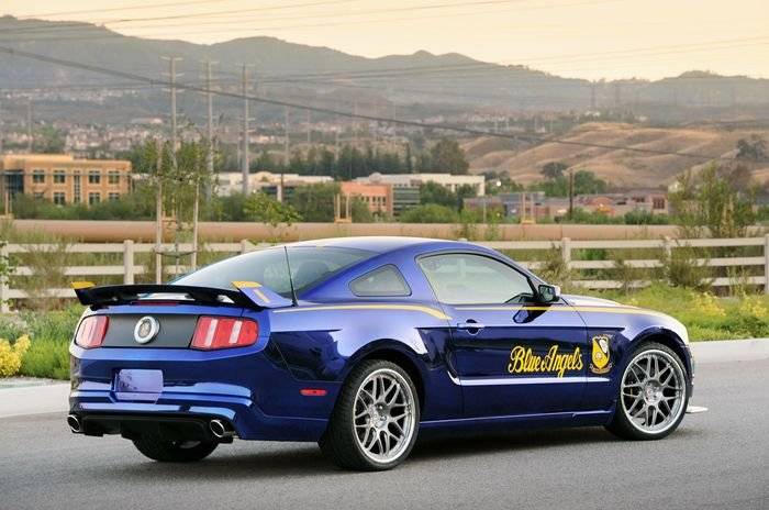 Un Ford Mustang decorado con los colores de los Blue Angels, a subasta en la EAA AirVenture