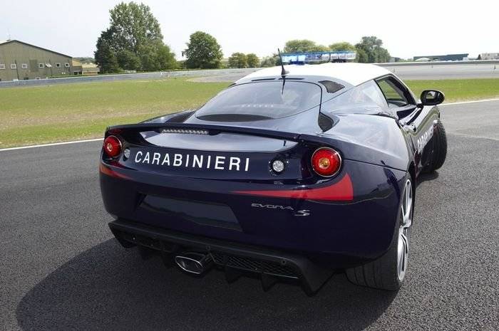 Los Carabinieri se hacen con un par de Lotus Evora S