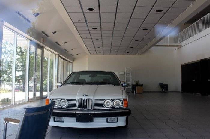 La extraña historia del concesionario de BMW olvidado en los tiempos