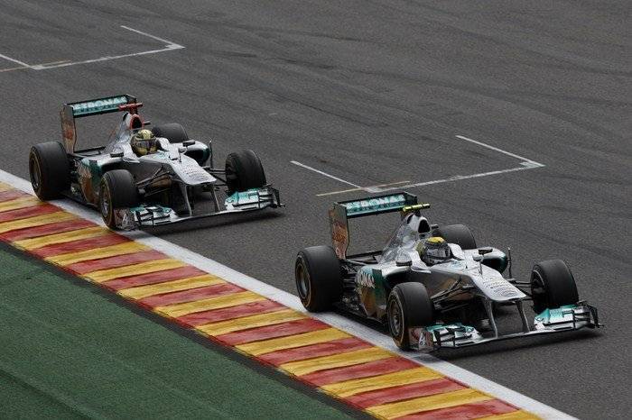 Michael Schumacher y Nico Rosberg (Mercedes) - GP de Bélgica 2011