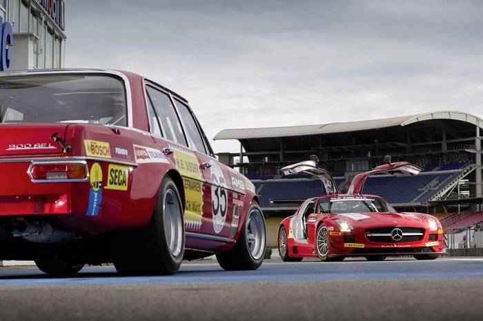 El Mercedes SLS AMG GT3 visita a su abuelo, el 300 SEL 6.8 AMG