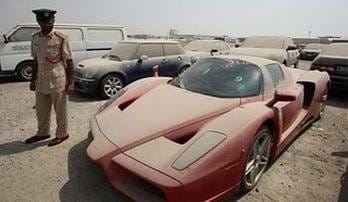 En Dubai también se abandona a los Ferrari Enzo