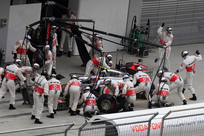 Jenson Button haciendo un pit-stop en el GP de Corea 2011