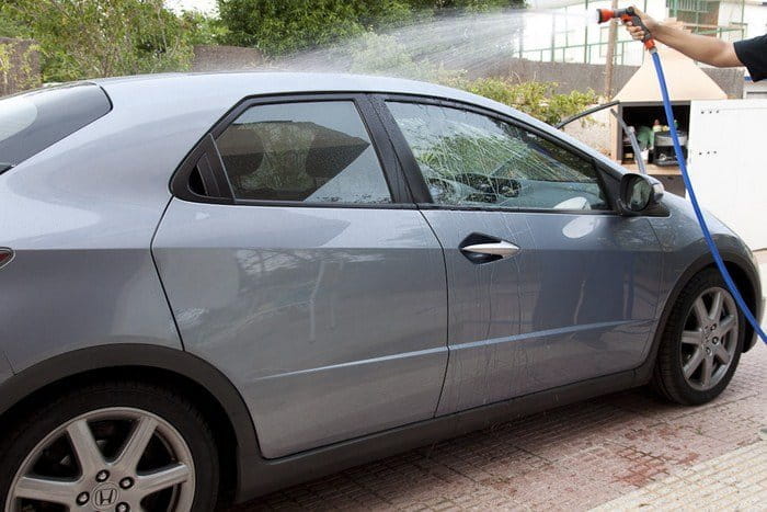 Remojado y prelavado con manguera de todo el coche