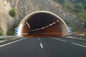 Túnel de carretera y autopista al atardecer
