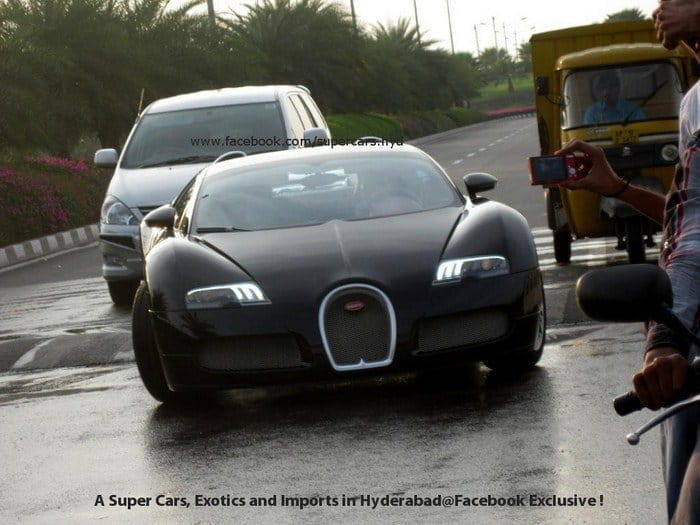 Un Bugatti Veyron en aprietos para cruzar un badén