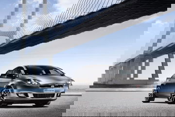 Vista dinámica del Fiat Bravo en un entorno urbano, resaltando su diseño frontal y lateral.