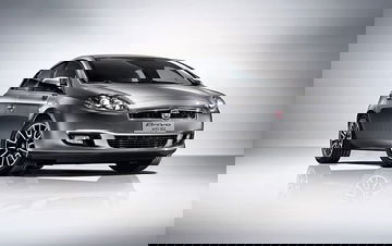Vista frontal que muestra el dinamismo y diseño del Fiat Bravo.