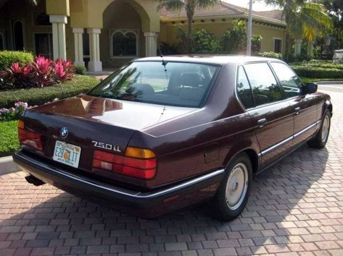 ¿Te apetece estrenar un BMW 750iL del año 1989?