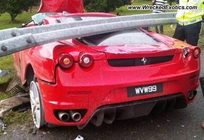 Un Ferrari menos en el mundo: F430 accidentado y destrozado por un guardarraíl