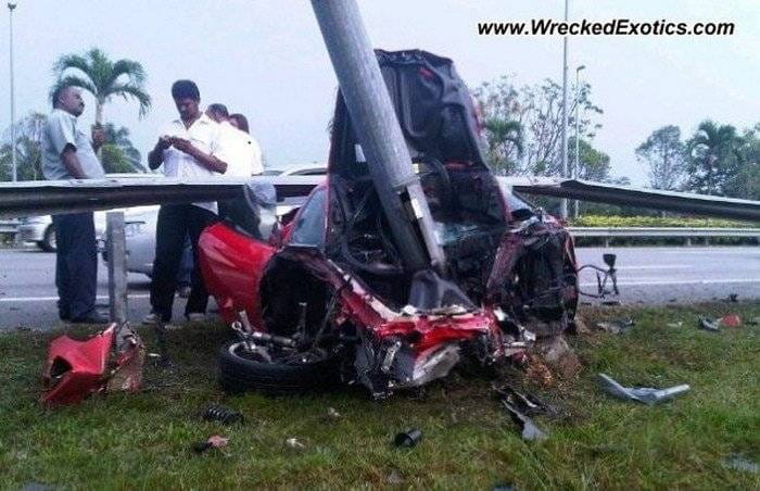 Un Ferrari menos en el mundo: F430 accidentado y destrozado por un guardarraíl