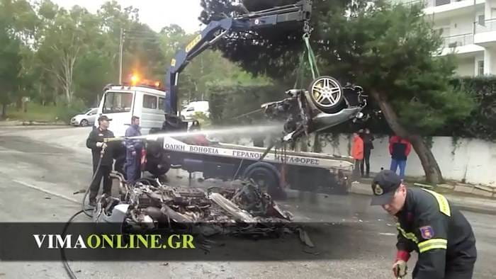 Un Ferrari F430 terriblemente accidentado, partido en dos e incendiado... pero sus ocupantes han sobrevivido