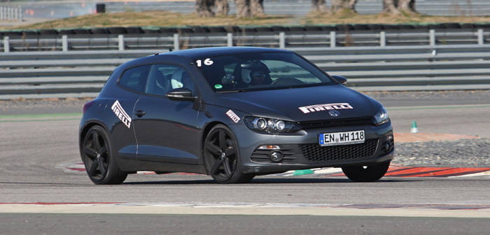 Presentación de los neumáticos Pirelli P Zero Silver en el circuito de Monteblanco: Volkwagen Scirocco en el circuito seco